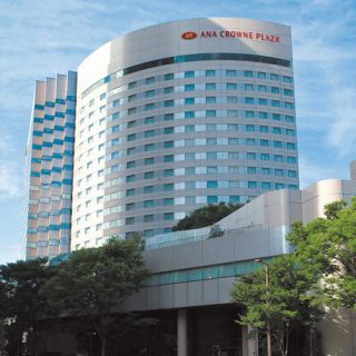 『ANAクラウンプラザホテル金沢』の「桃が主役のアフタヌーンティーセット2種」。