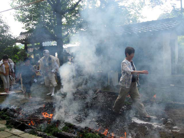 火渡りの法（夏の火祭り）