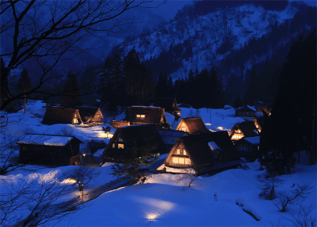 相倉合掌造り集落ライトアップ「雪原に浮かぶ日本の原風景」