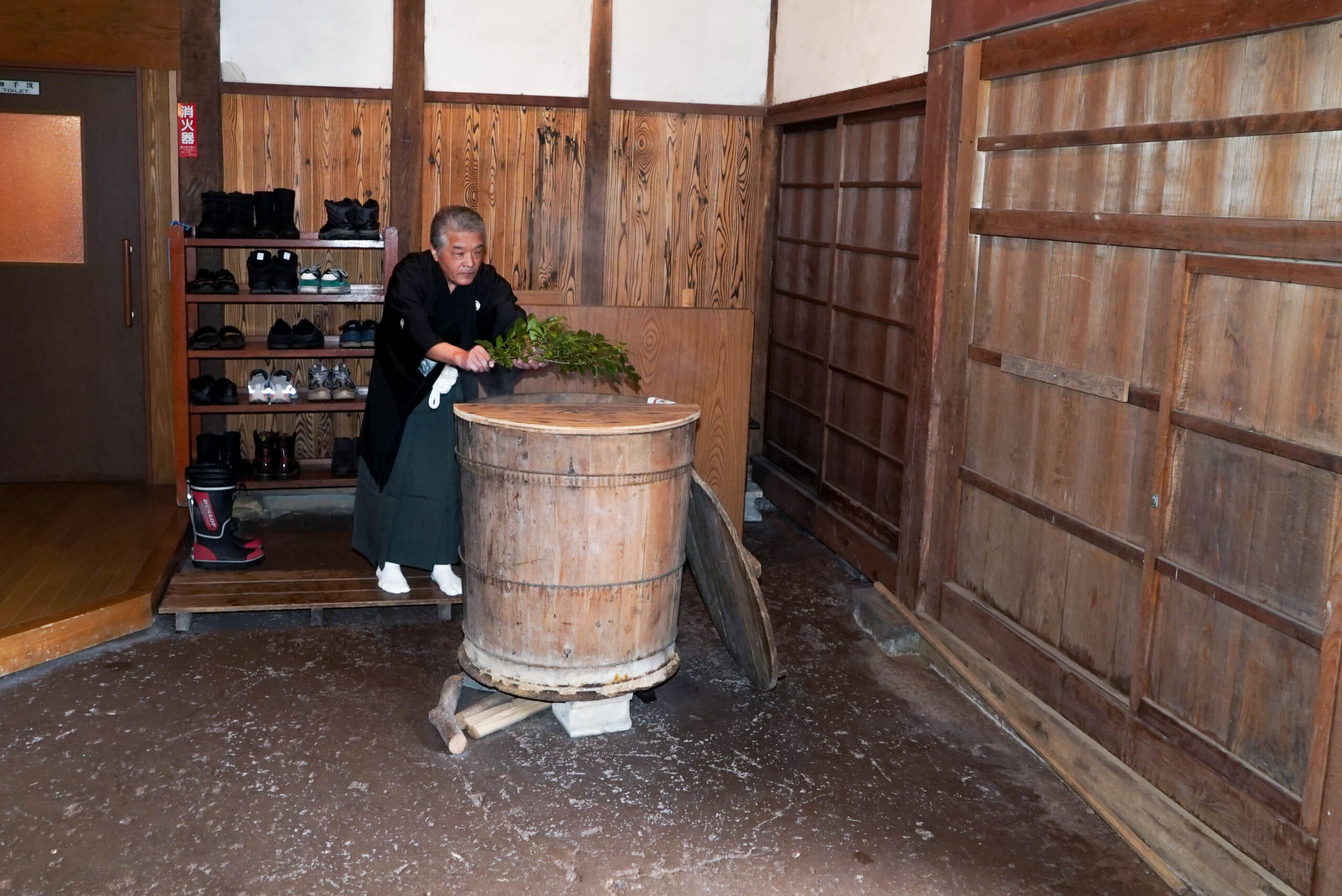 田の神様を風呂に案内する様子