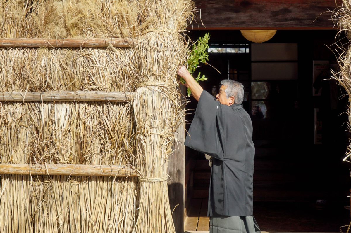 田の神様を玄関に送る様子