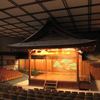 【10/23(木)〜3/27(金)】毎年人気の特別公演「金沢芸妓の舞」で、磨き抜かれた伝統芸を堪能しよう。