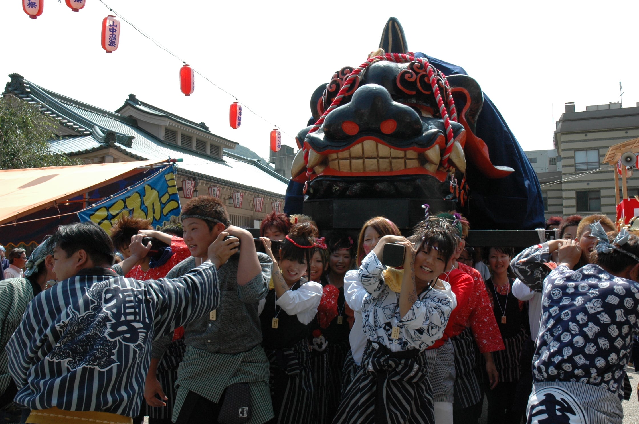 【石川の祭り】町民、芸妓衆に湯浴客も加わり、唄い踊る山中温泉最大の祭り「こいこい祭」。
