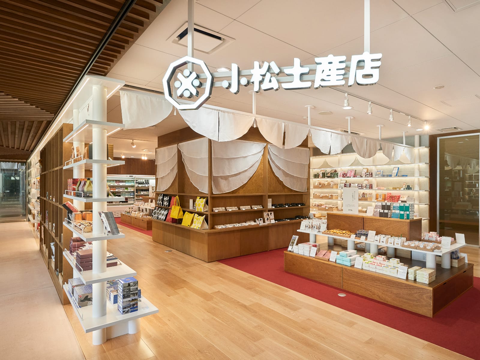 石川県小松市・小松駅高架下に誕生した観光交流センター 「Komatsu九