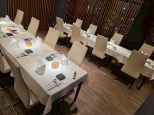 テーブルと椅子が並ぶ店内の様子