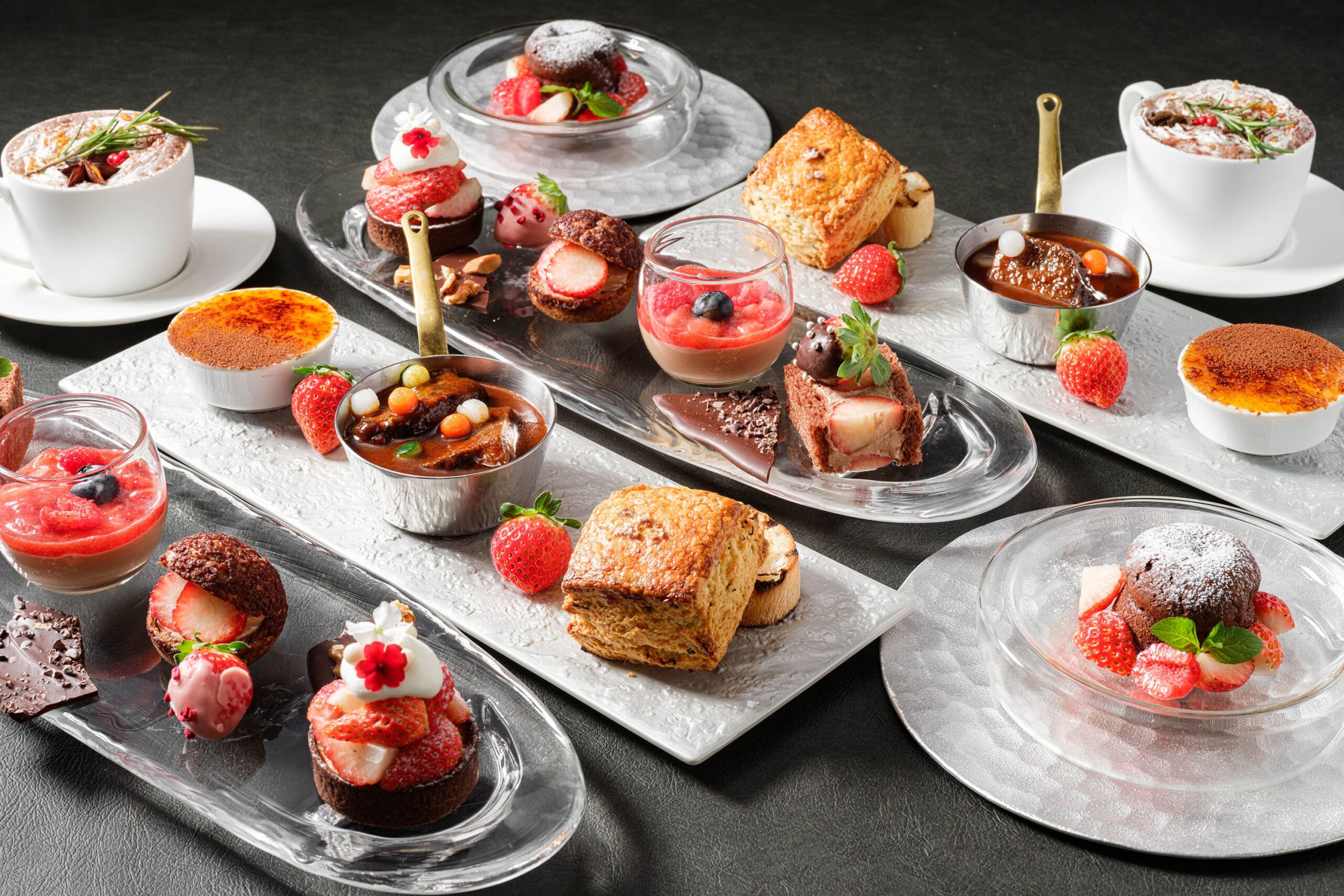 【〜2/28(土)】『ハイアット セントリック 金沢』の「ショコラ アフタヌーンティー feat. ストロベリー」。