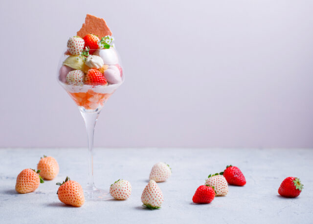 【3/16〜5/15限定】赤・白・ピンクの苺を食べ比べる「3種のいちごパフェ」