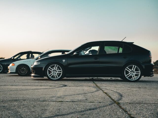 停車している車