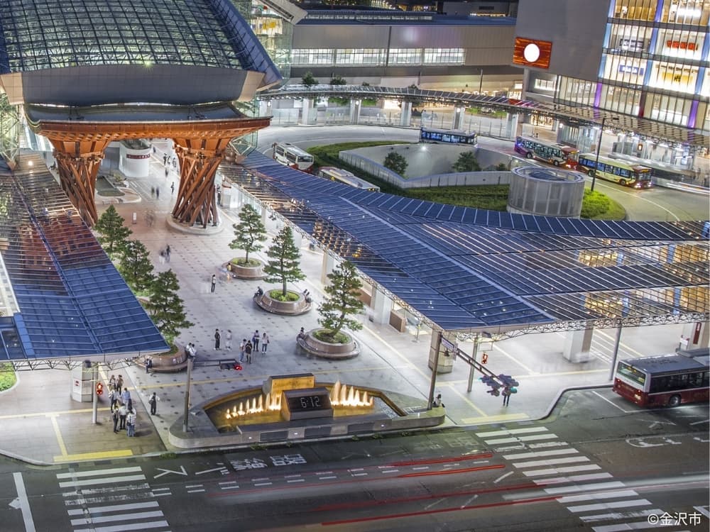 鼓門がある側が金沢駅東口