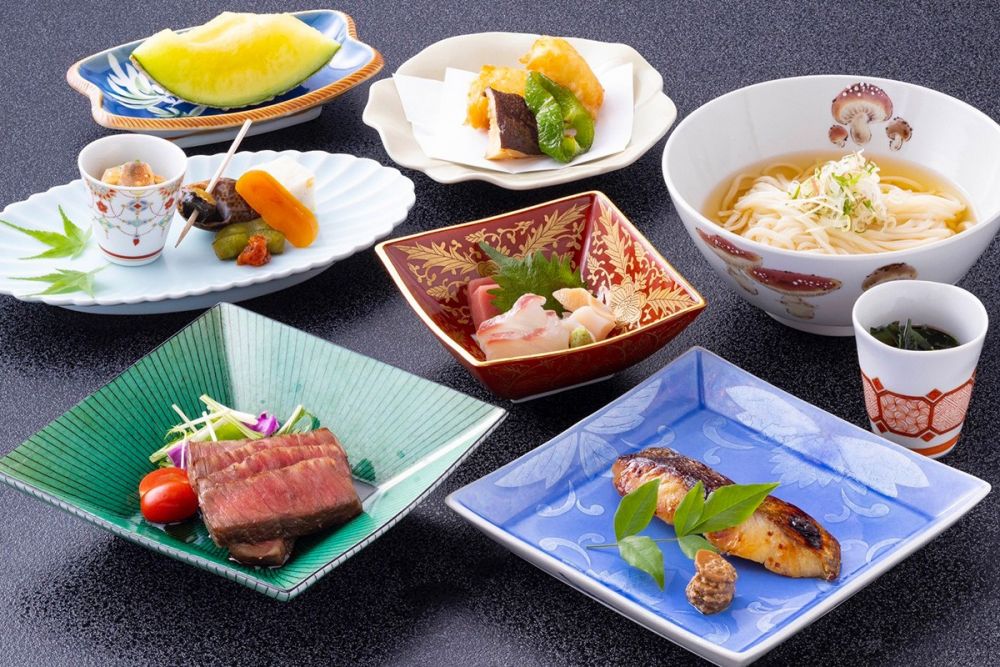 【5月9日（土）開催】小松のもてなし料理に舌鼓を打ち、絢爛豪華な曳山と子供歌舞伎の見物へ行こう。