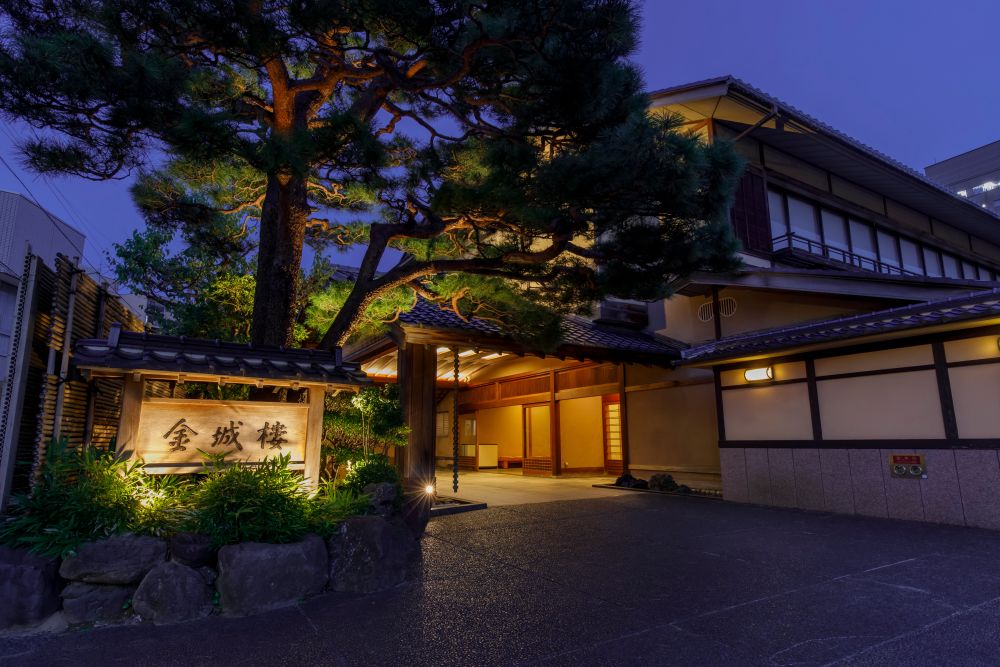 「金城樓」の夜の外観