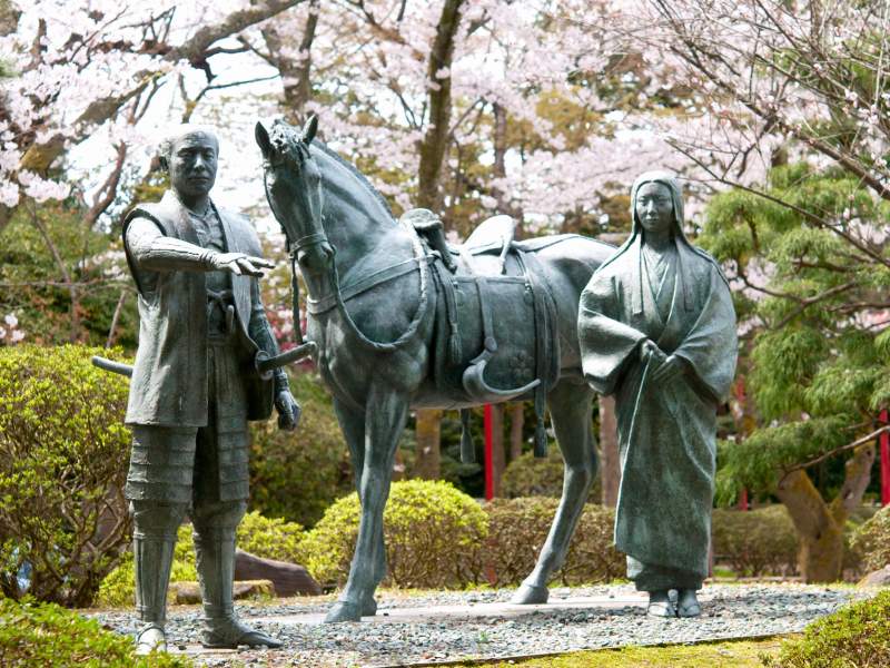 利家とまつの像