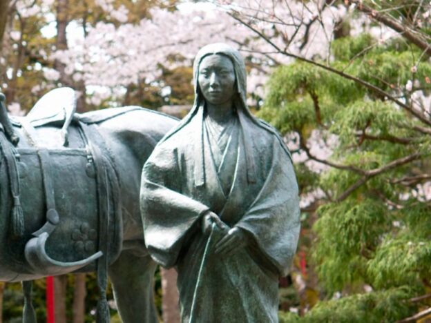 前田利家の妻・まつの像