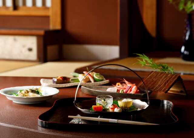 【8/7（金）開催】老舗料亭「つば甚」で、洗練高雅な加賀料理と金沢芸妓の彩を愉しむ。