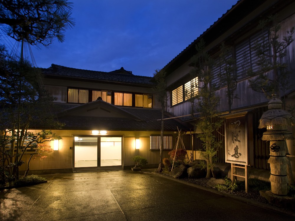 「つば甚」の夜の外観